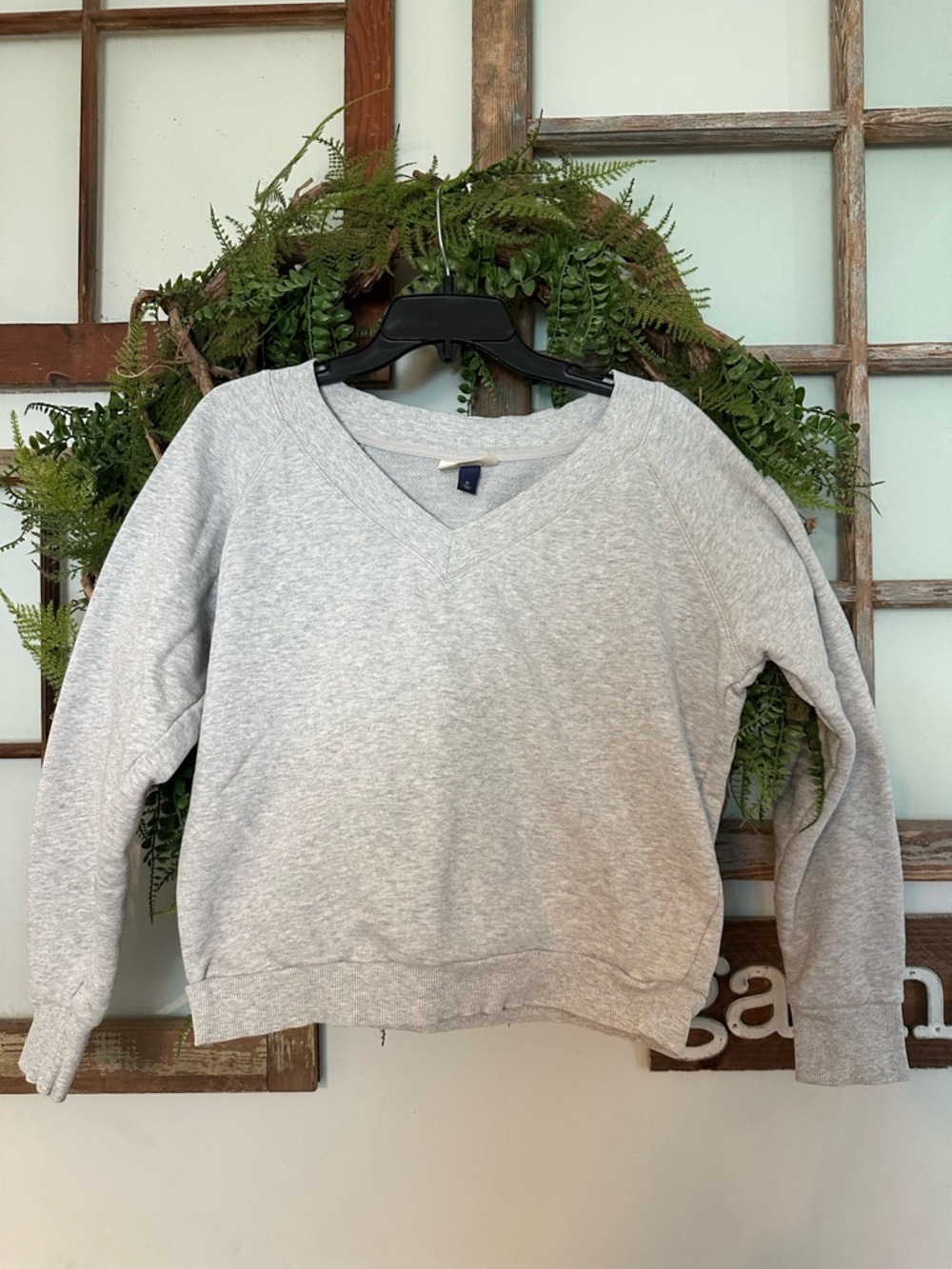 Universal thread V-neck sweatshirt